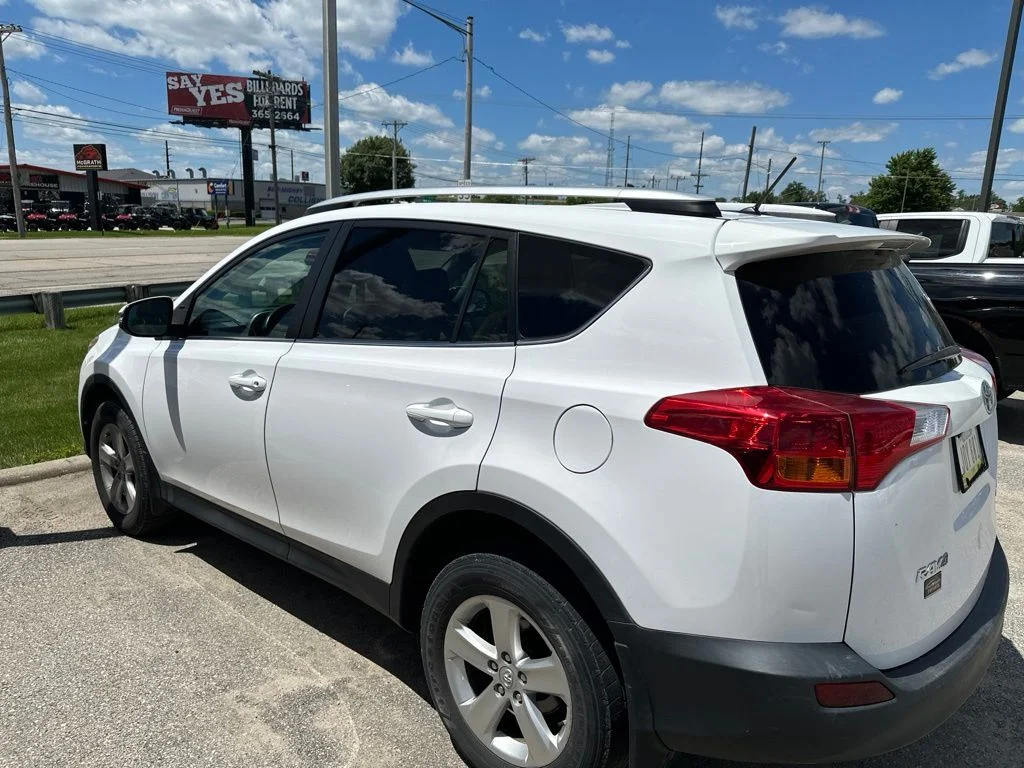 Used 2013 White Toyota XLE image 4