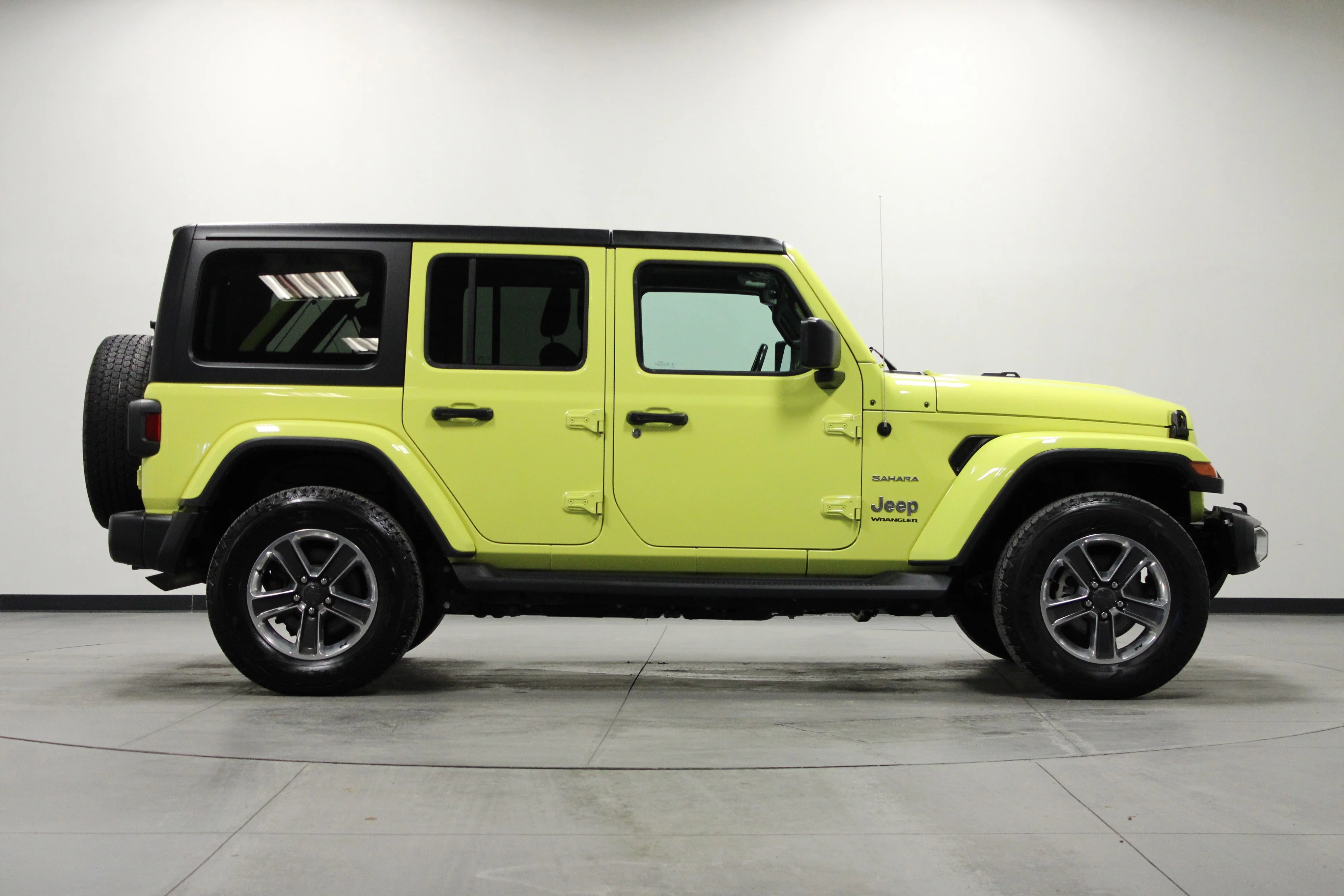 Used 2023 High Velocity Clearcoat Jeep Sahara image 3