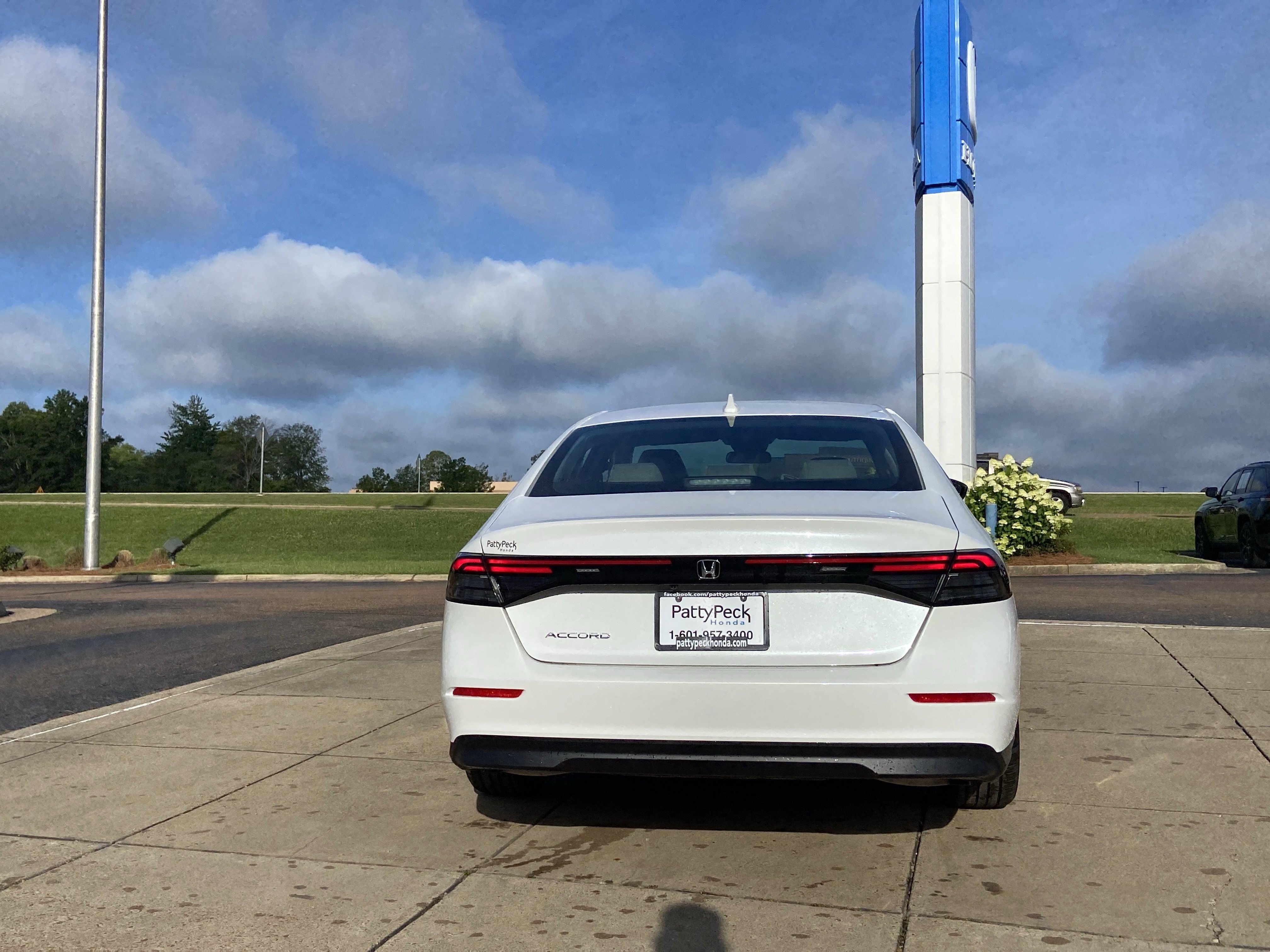 New 2026 Platinum White Pearl Honda LX image 9
