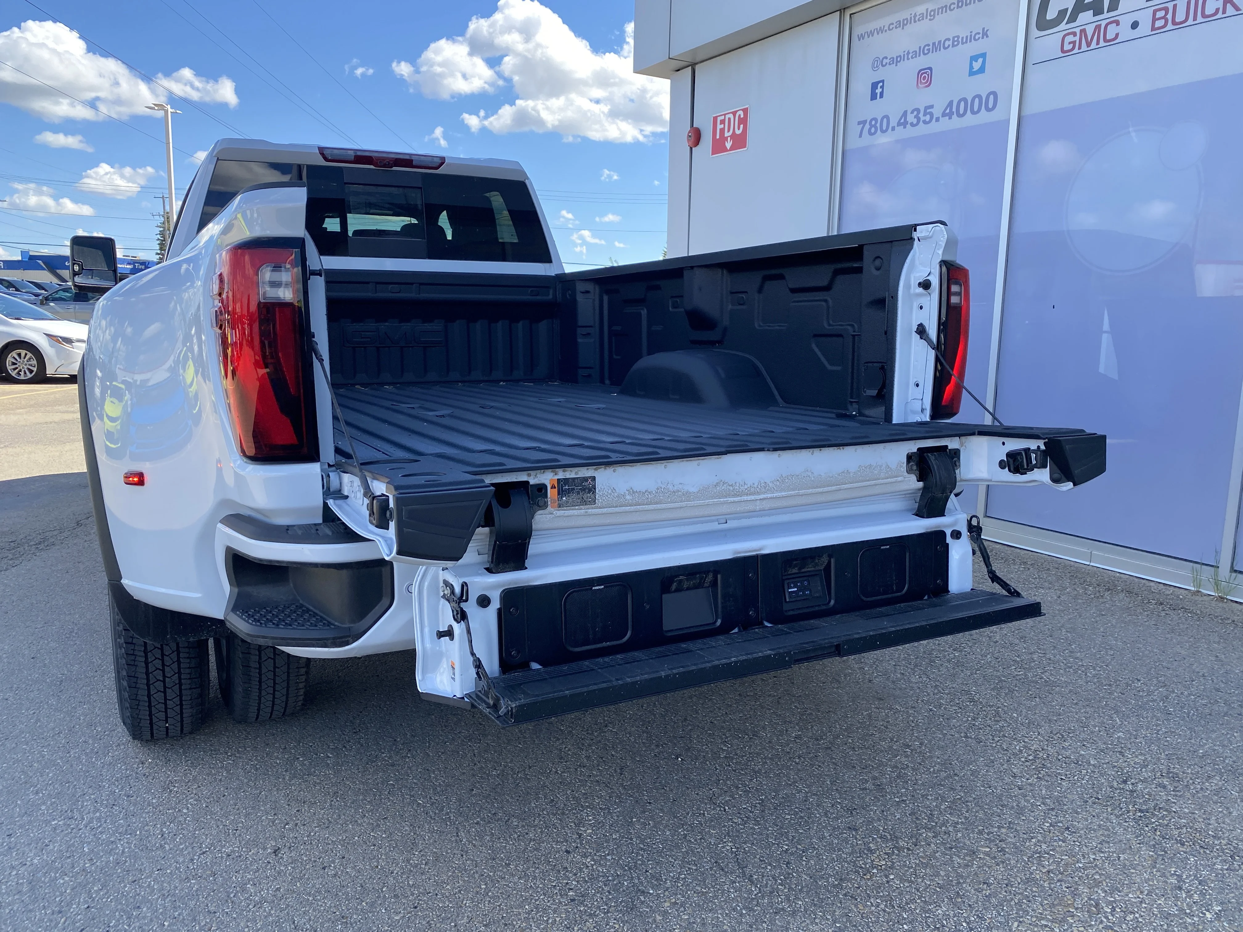 New 2026 GLACIER WHITE TRICOAT GMC Denali Ultimate image 6