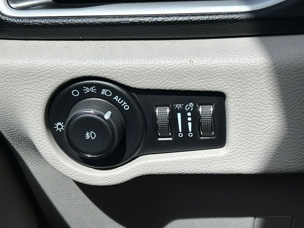 Used 2024 Silver Chrysler Touring L image 23