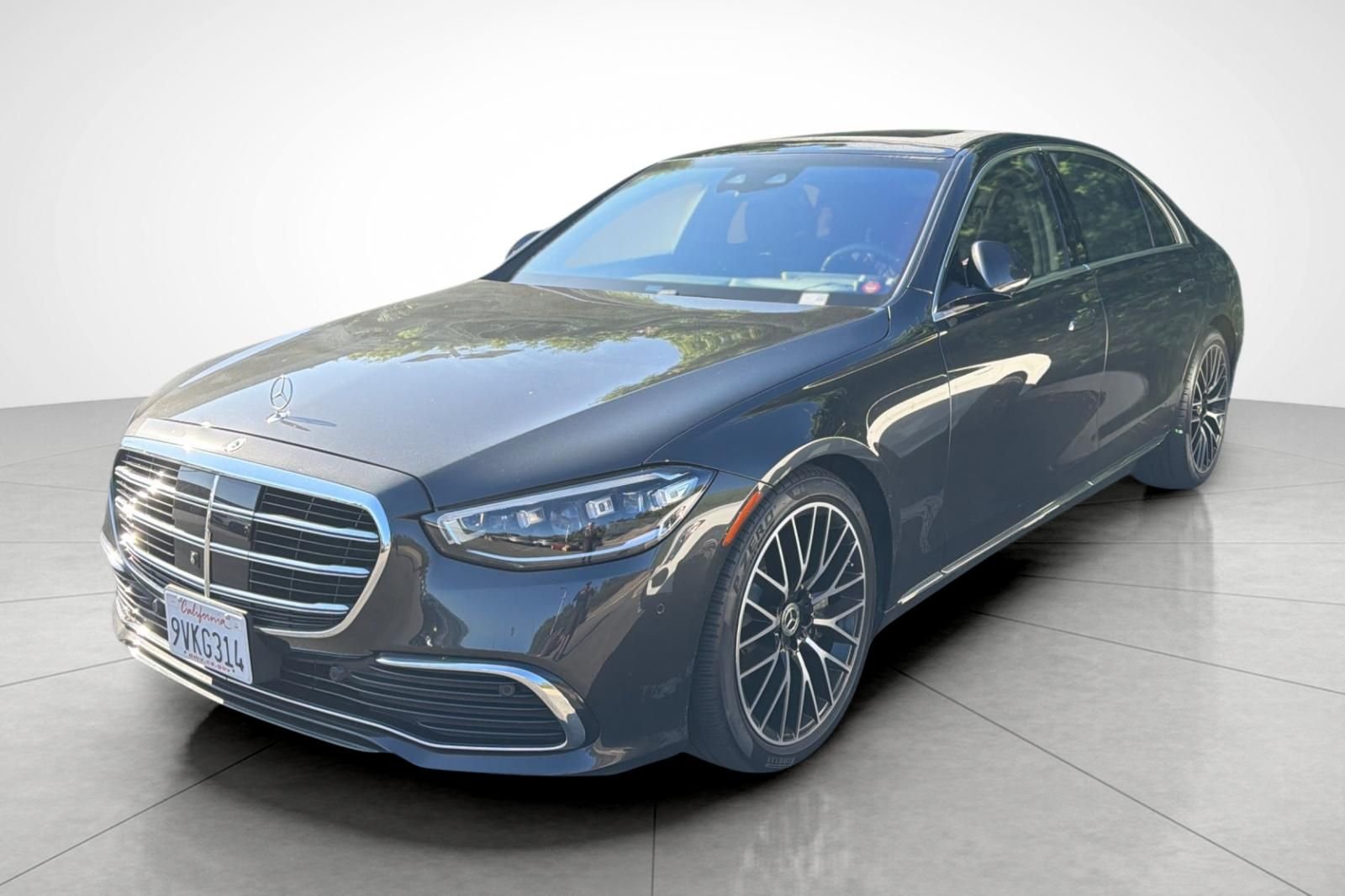 Used 2022 Gray Mercedes-Benz S 580 image 2