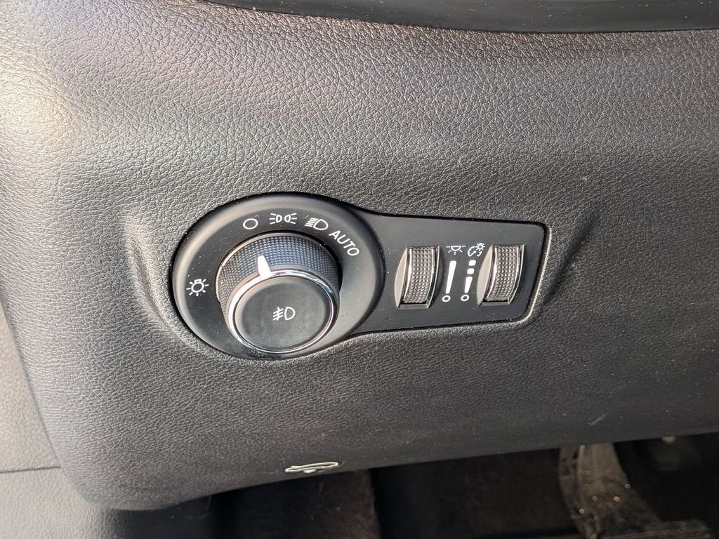 Used 2023 White Jeep Latitude image 14