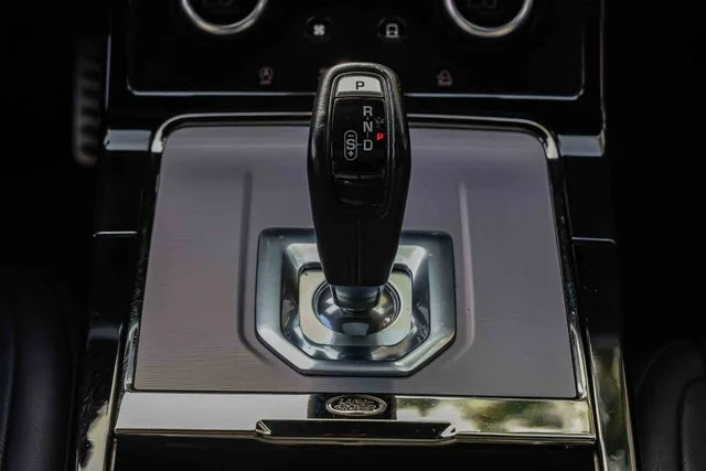 Used 2023  Land Rover R-Dynamic SE image 13