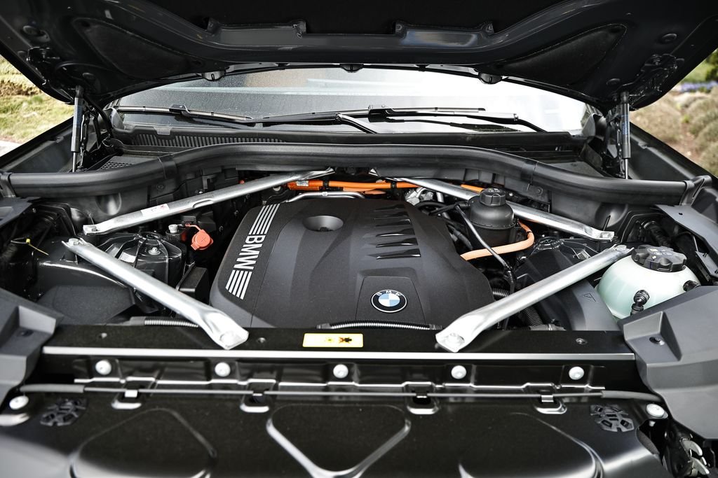 New 2026 Dravit Grey Metallic BMW xDrive50e image 33