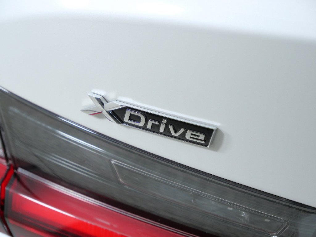 New 2026 Mineral White Metallic BMW 330i xDrive image 13