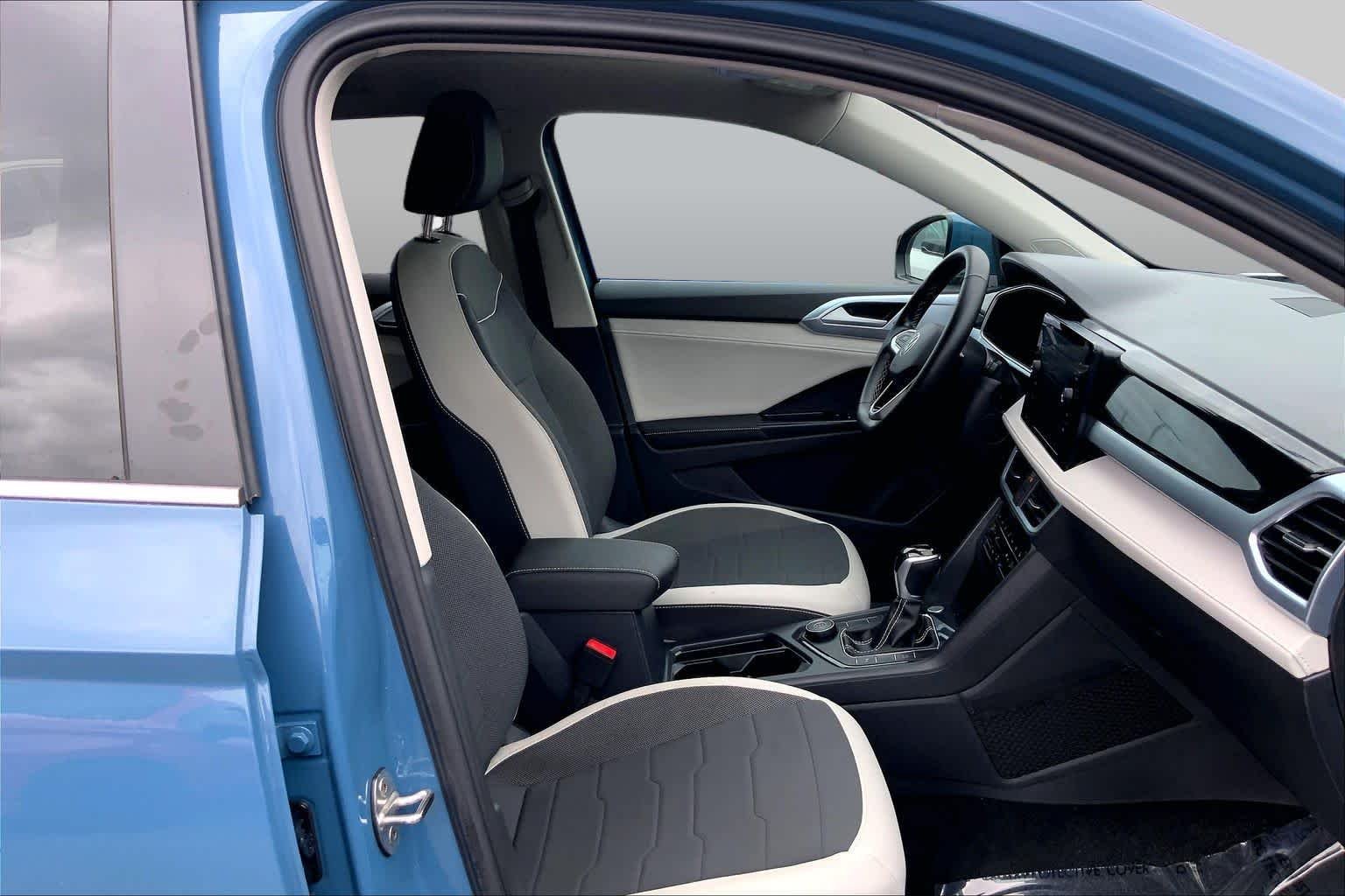Used 2025 Monterey Blue Pearl Volkswagen SE image 9