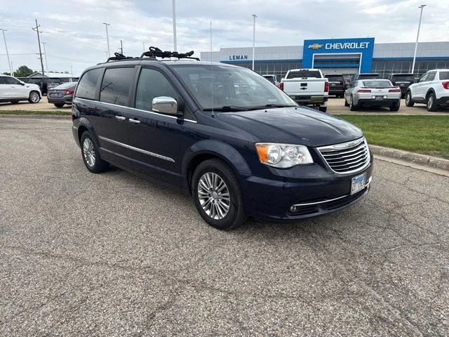 2015 Chrysler Town & Country Touring-L's photo