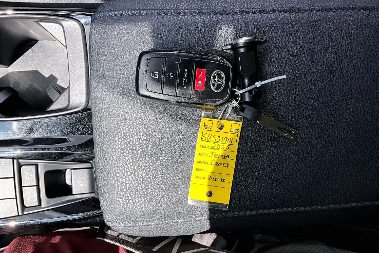Used 2025 Wind Chill Pearl Toyota XSE image 15