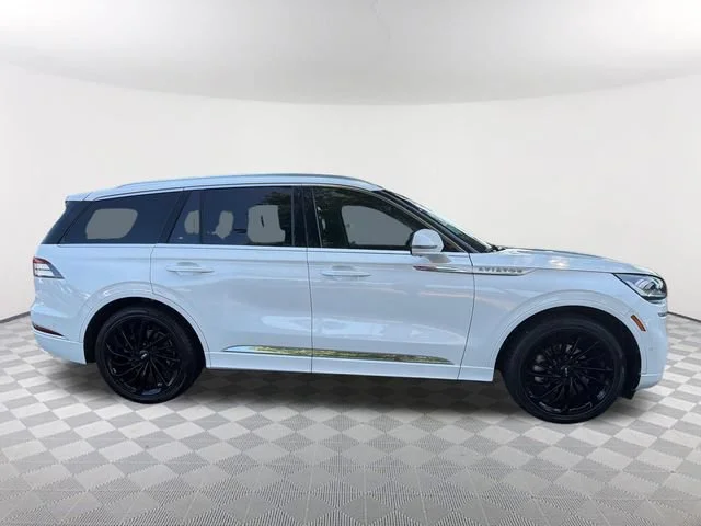 Used 2021 White Lincoln Reserve image 4