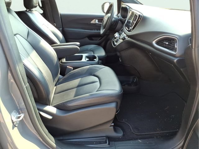 Used 2025  Chrysler Select image 24
