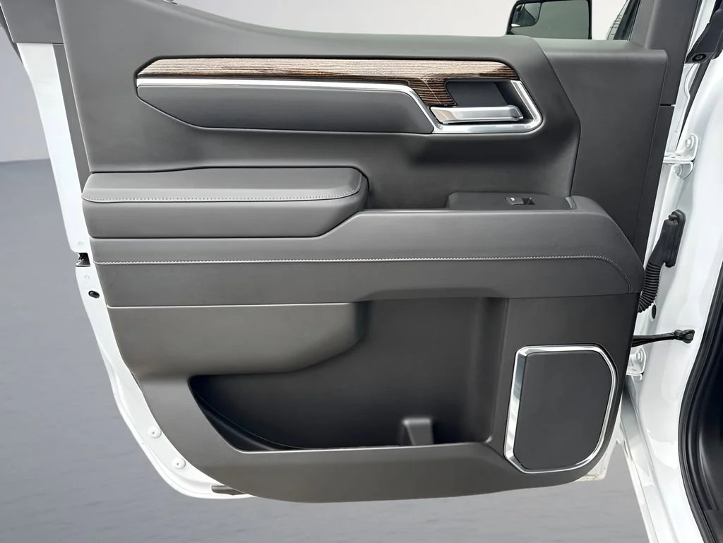 Used 2025 Summit White GMC Elevation image 30