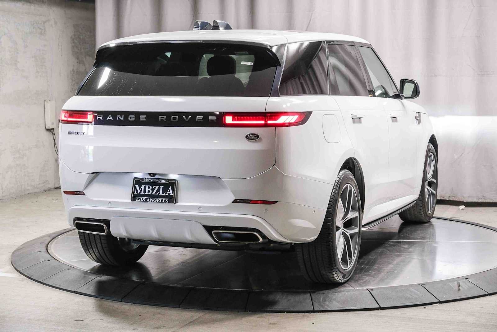Certified Used 2023 Fuji White Land Rover SE Dynamic image 4