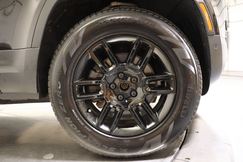 Used 2023 Santorini Black Metallic Land Rover S image 12