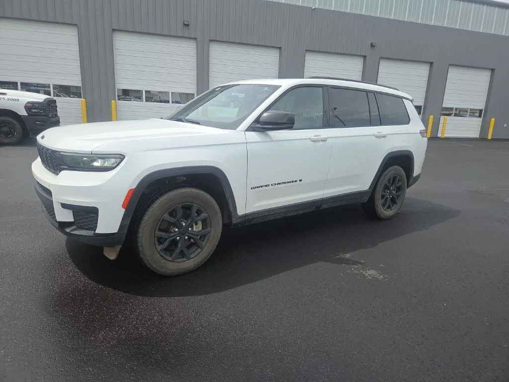 Used 2024 White Jeep Altitude image 5