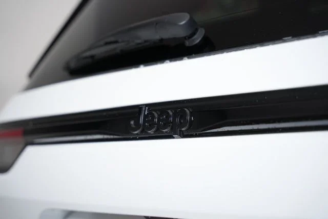 New 2025 Bright White Clear-Coat Exterior Paint Jeep Altitude X image 44