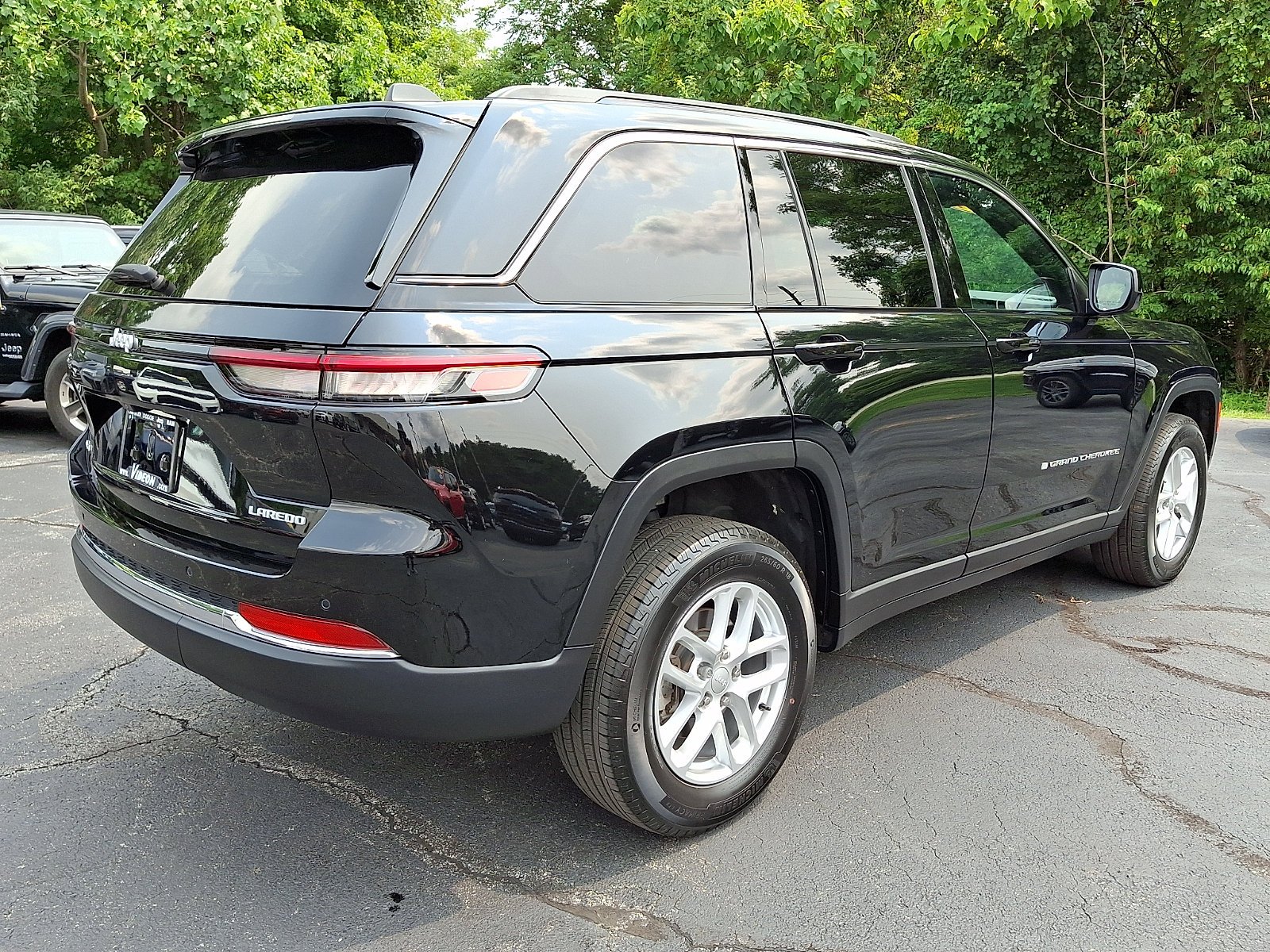 Certified Used 2024 Diamond Black Crystal Pearlcoat Jeep Laredo X image 6