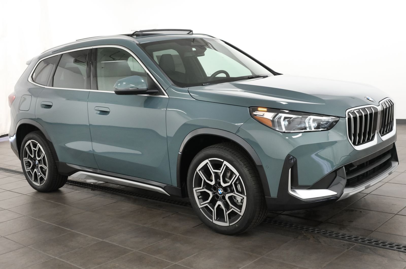 New 2027 Cape York Green Metallic BMW xDrive28i image 7