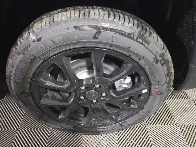 New 2026 Diamond Black Crystal Pearl-Coat Exterior Paint Jeep Latitude image 38