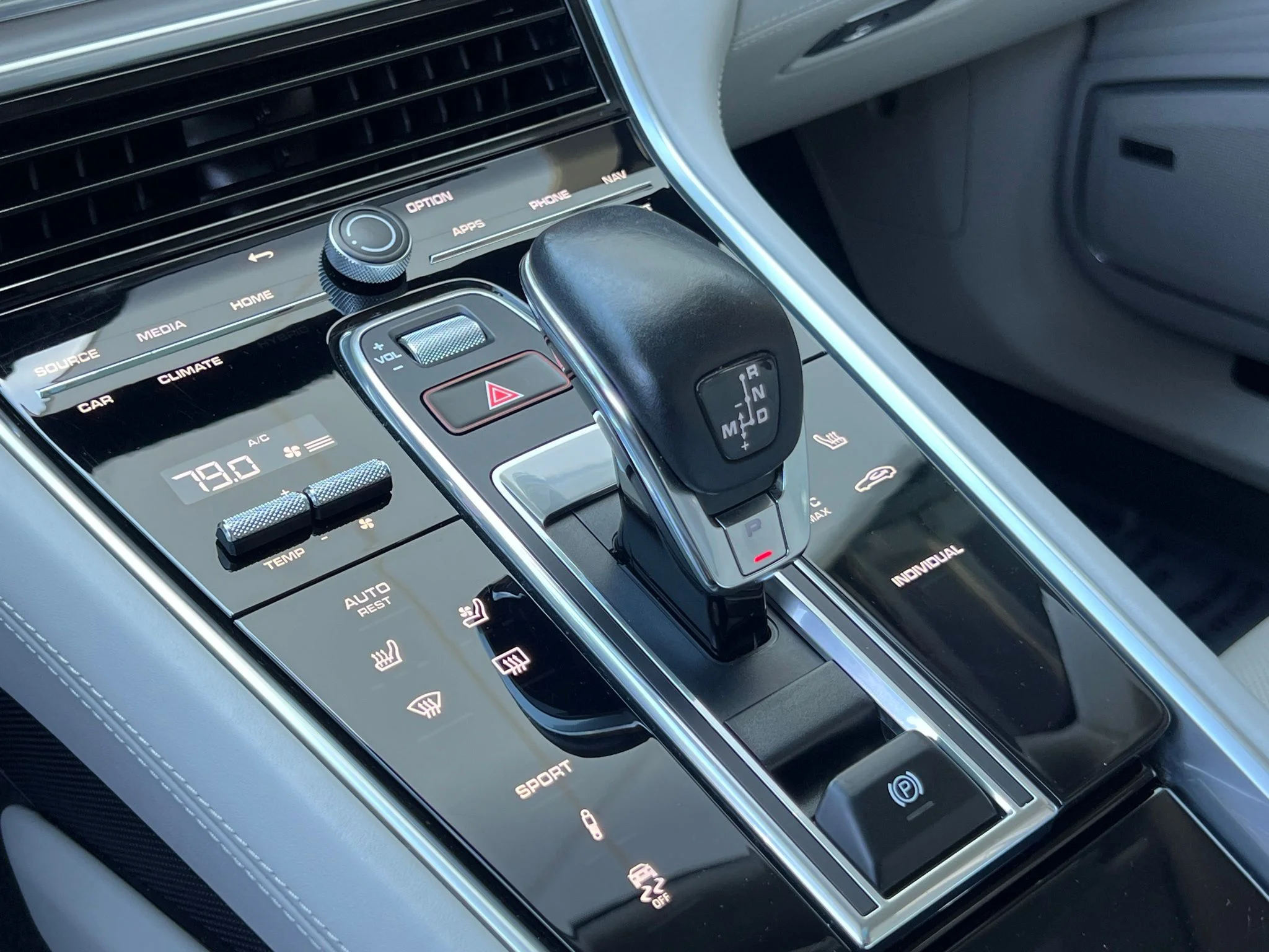 Used 2023  Porsche 4 Platinum Edition image 17