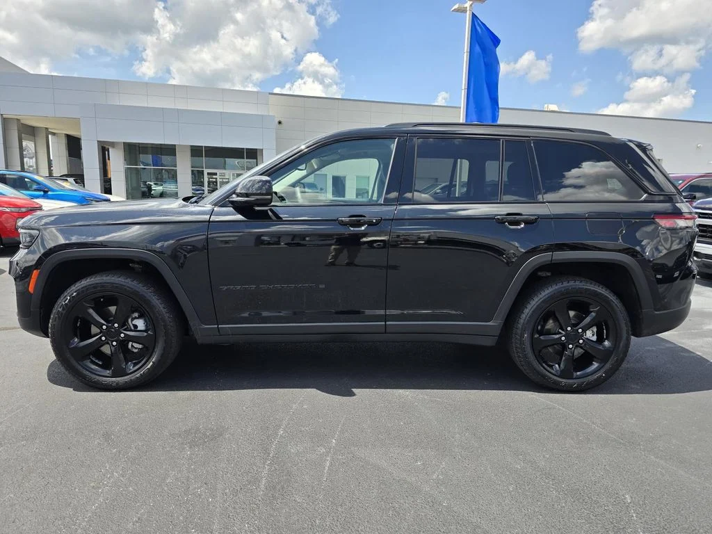 Used 2023 Diamond Black Crystal Pearlcoat Jeep Limited image 4