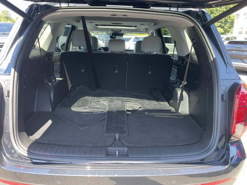 Used 2025 White Hyundai SEL Premium image 5