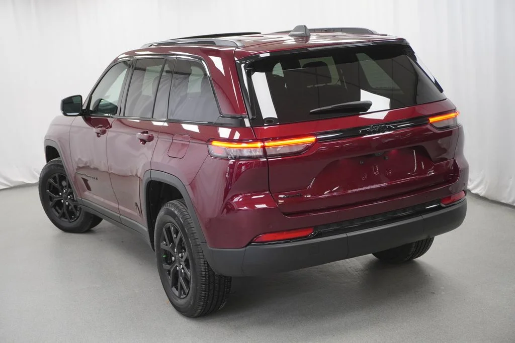 Used 2025 Red Jeep Altitude X image 11