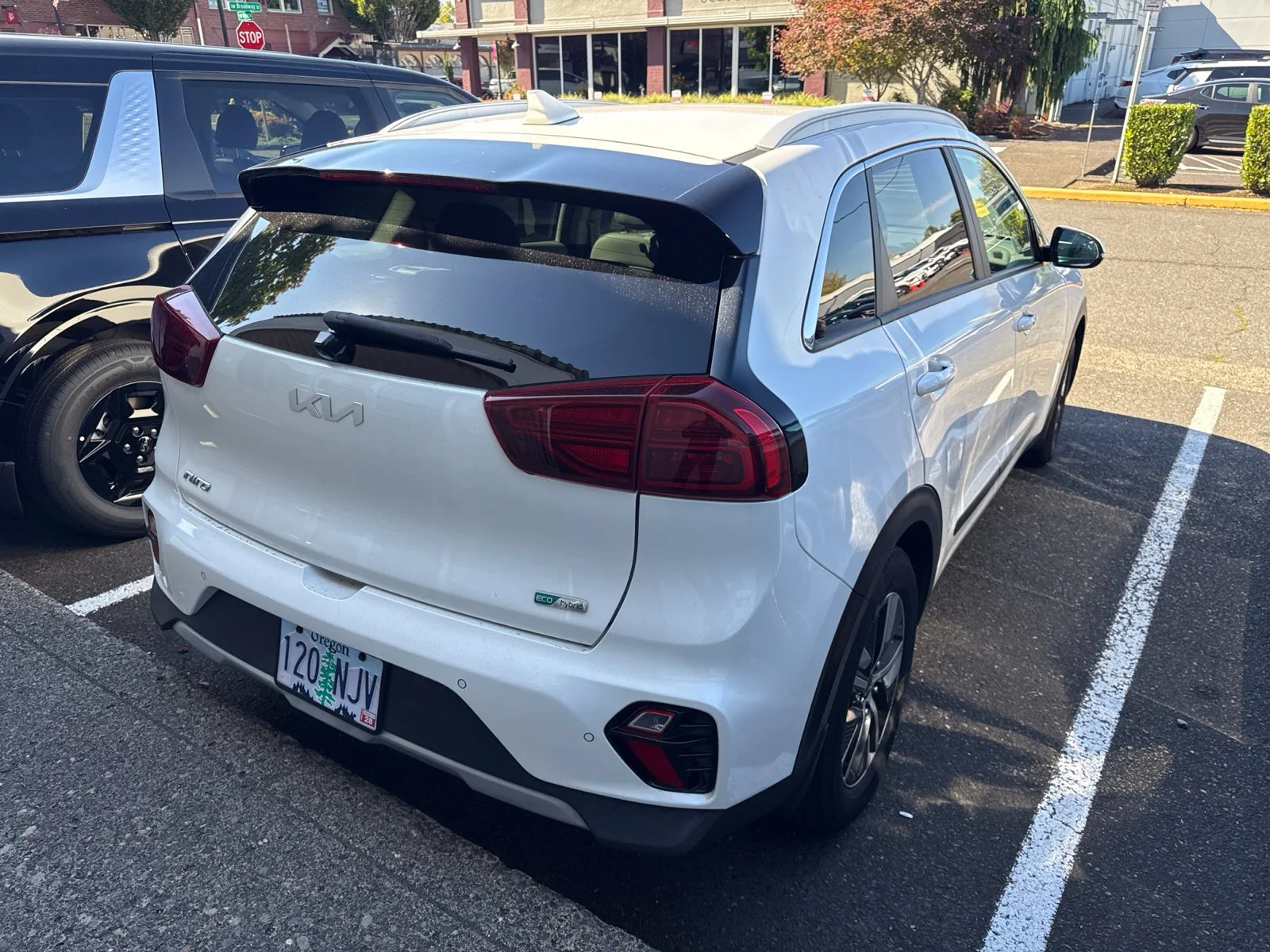 Used 2022 White Kia EX Premium image 4