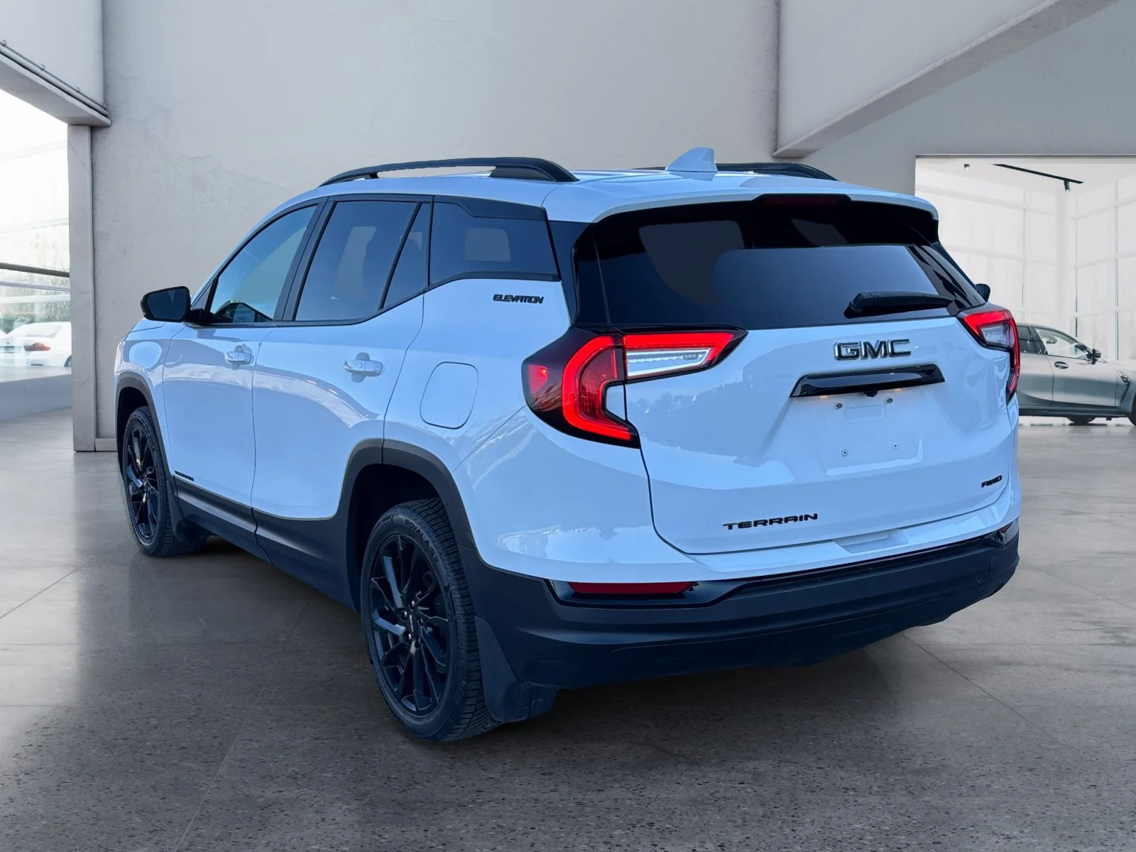 Used 2024 Summit White GMC SLE image 3
