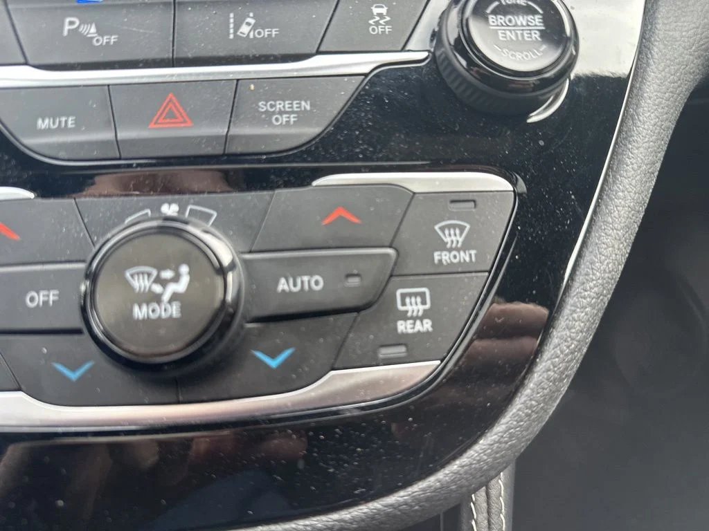 Used 2025 White Chrysler Limited image 23