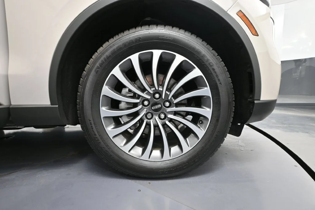 Used 2023 White Lincoln Reserve image 12