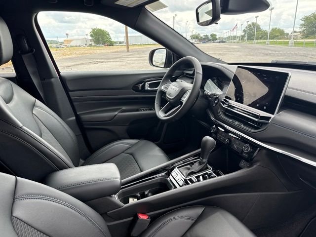 New 2026 Red Hot Pearlcoat Jeep Latitude image 29