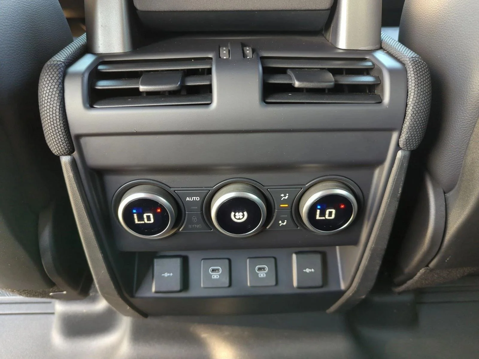 Used 2022 Yulong White Metallic Land Rover X-Dynamic SE image 17