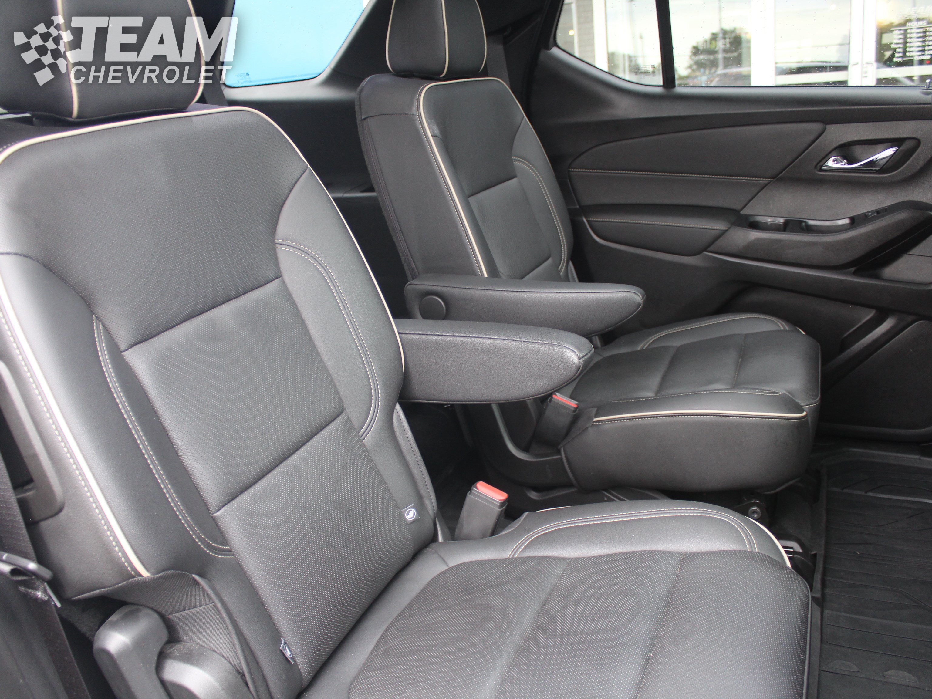 Used 2022 Iridescent Pearl Tricoat Chevrolet Premier image 29