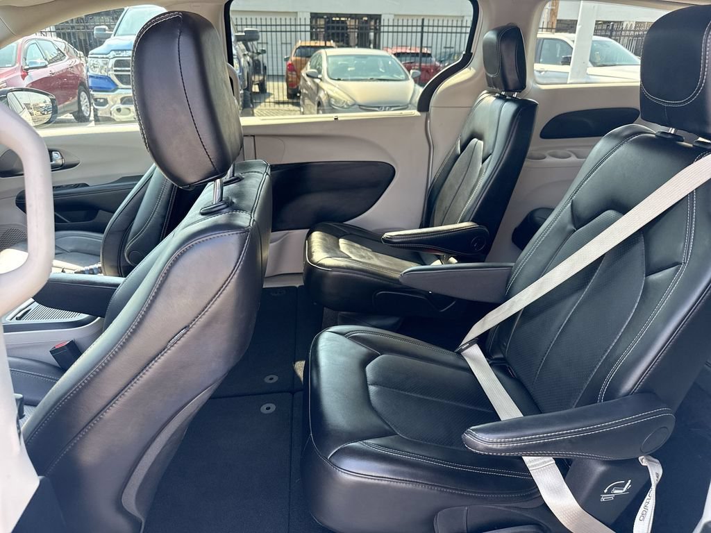 Used 2024 White Chrysler Touring L image 27