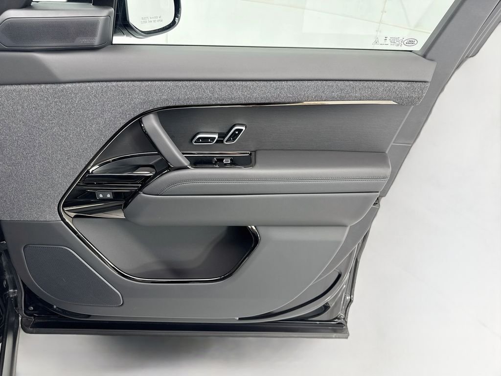 New 2026 Santorini Black Land Rover Dynamic SE image 24
