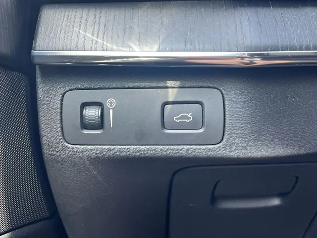 Used 2020 Black Volvo T5 Momentum image 25