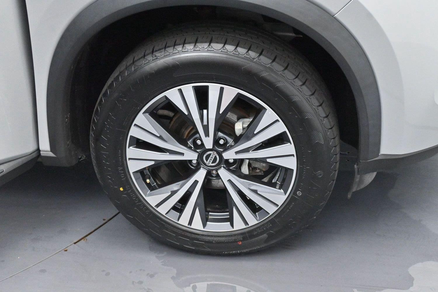 Used 2021 Brilliant Silver Metallic Nissan SV image 29