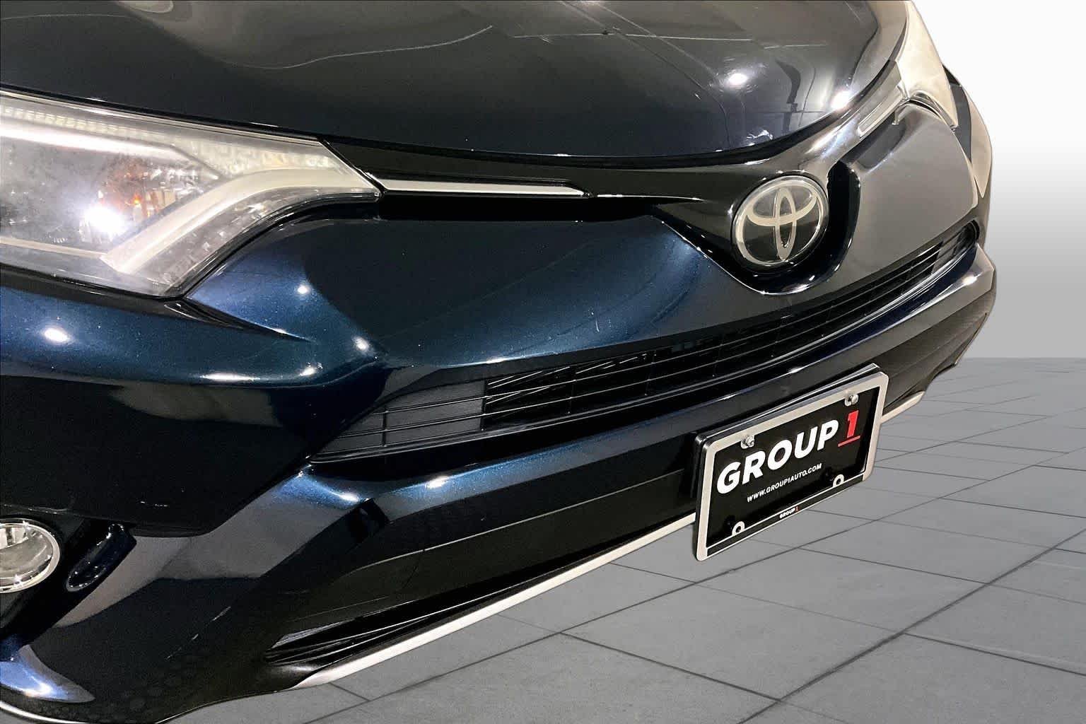 Used 2017 Galactic Aqua Mica Toyota XLE image 31