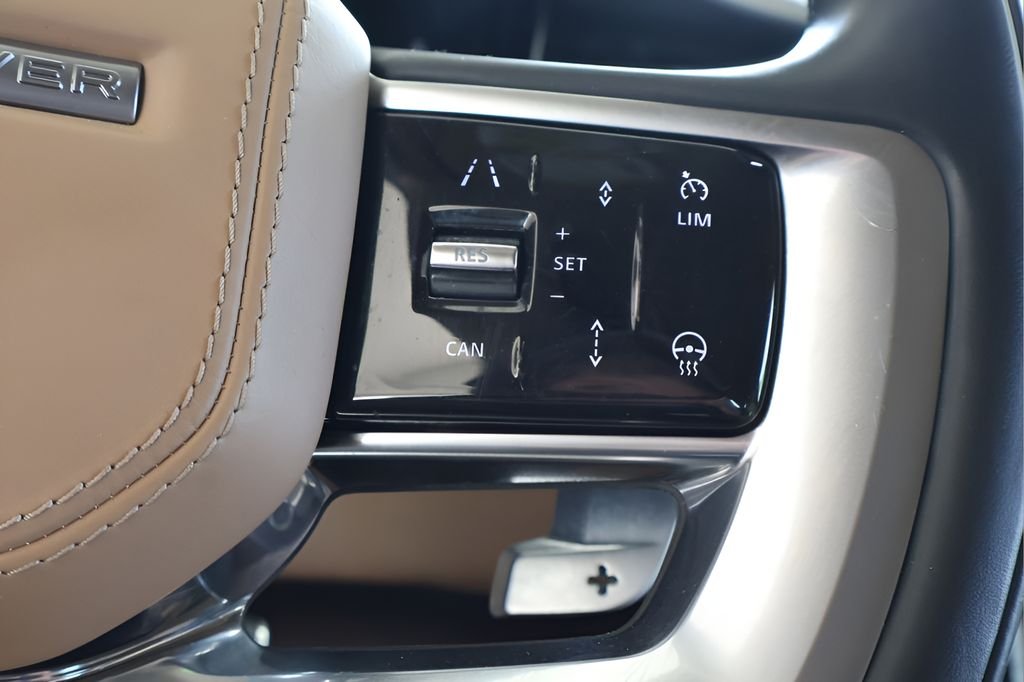 Used 2023 White Land Rover SE image 21