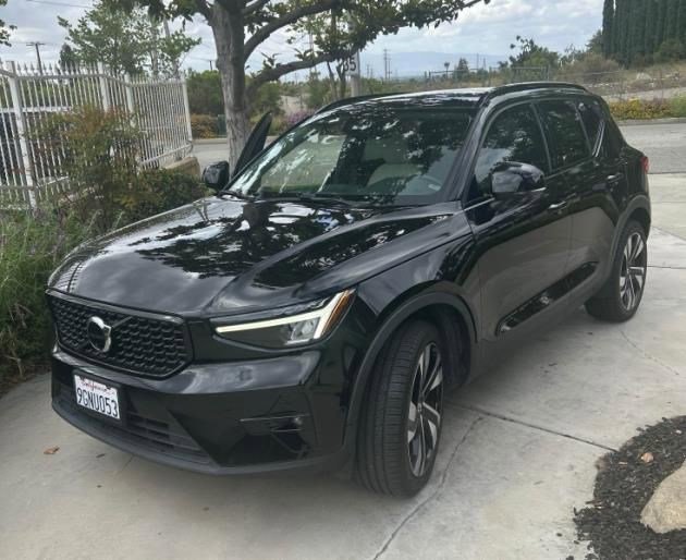 Used 2023 Onyx Black Metallic Volvo Ultimate Dark Theme image 1