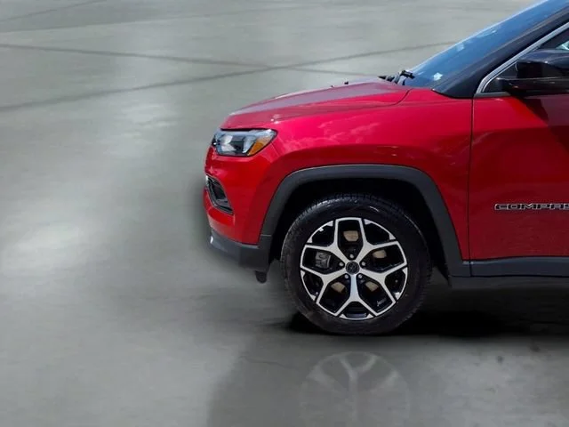 Used 2025  Jeep Limited image 19