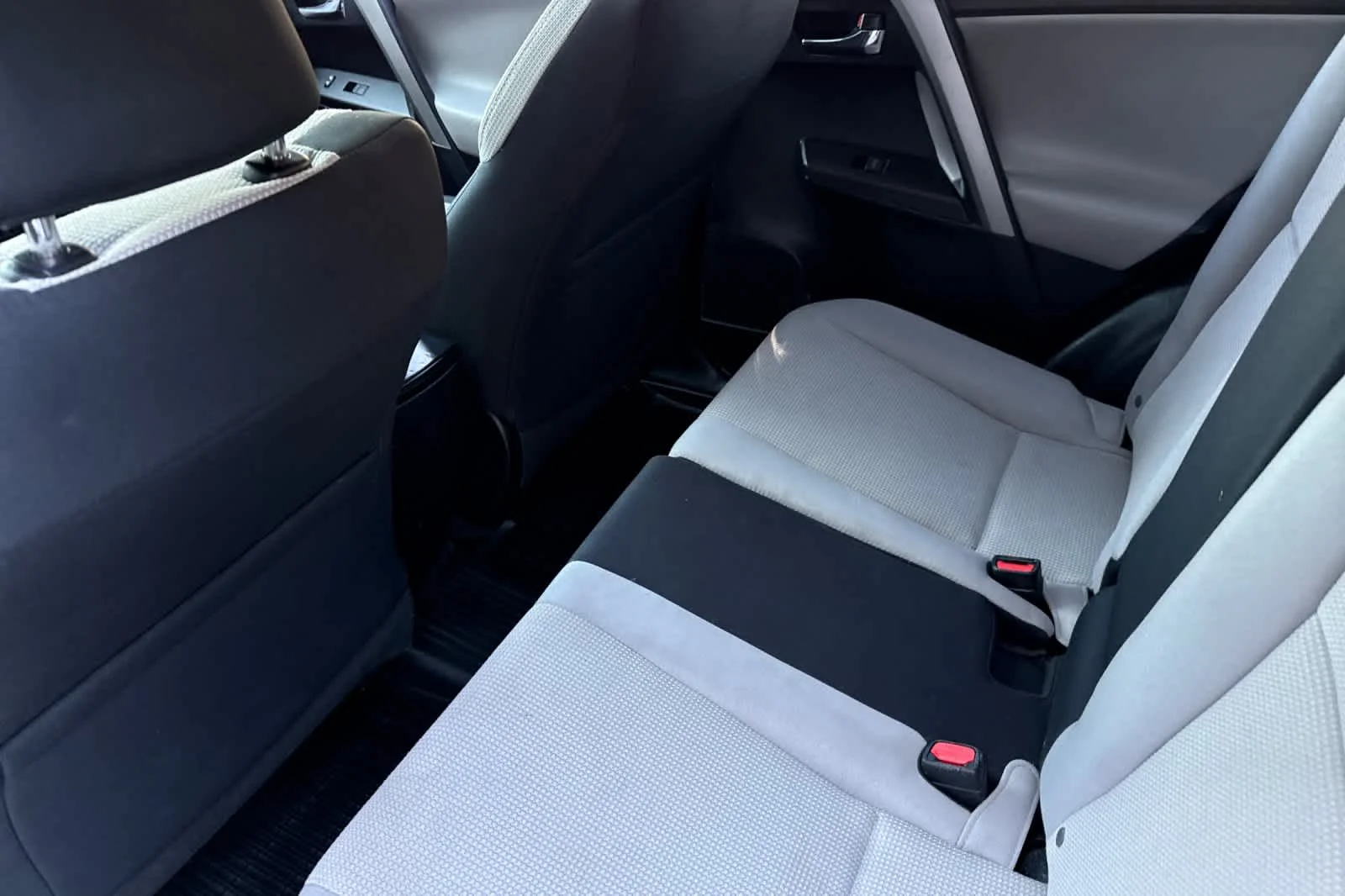 Used 2017 Silver Sky Metallic Toyota XLE image 4
