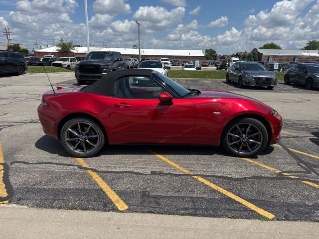 Used 2016 Red Mazda Grand Touring image 2