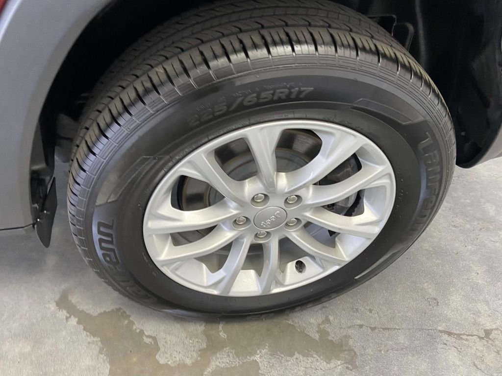 Used 2021 Red Jeep Latitude image 8