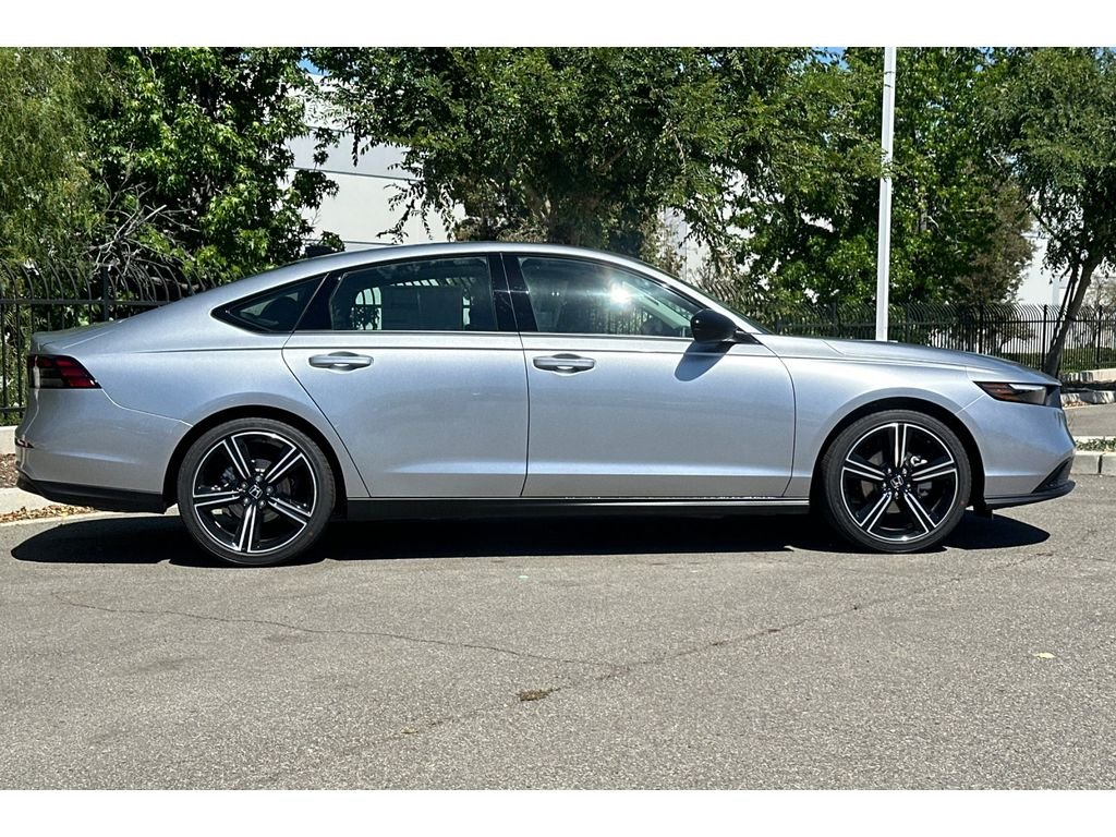 New 2026 Solar Silver Metallic Honda SE image 3