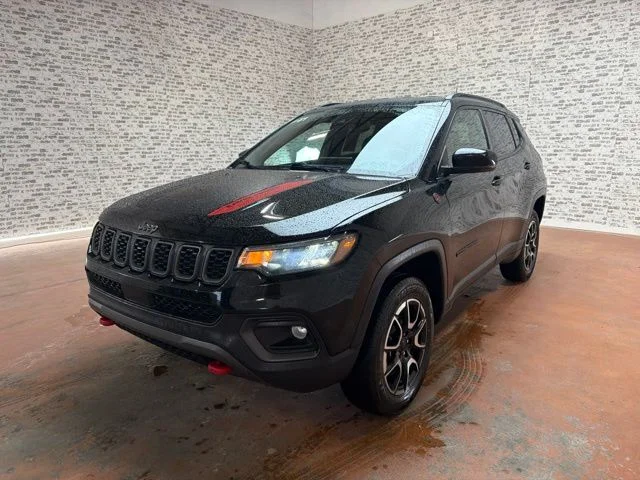 Used 2024 Diamond Black Crystal Pearlcoat Jeep Trailhawk image 3