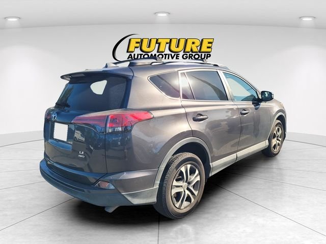 Used 2017  Toyota LE image 3