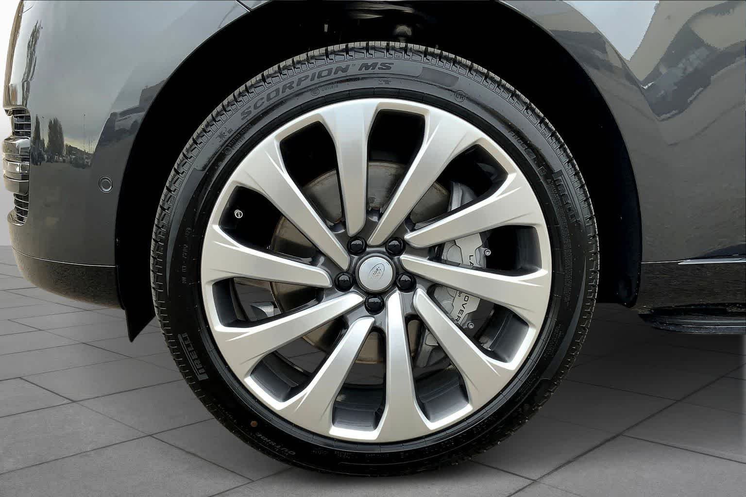 New 2025 Carpathian Grey Land Rover SE image 11