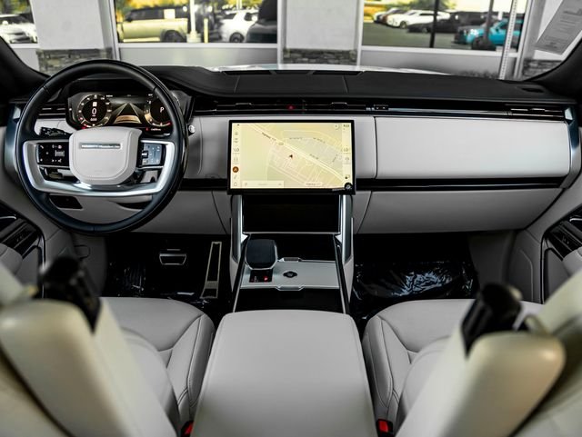Used 2025 Fuji White Land Rover SE image 18